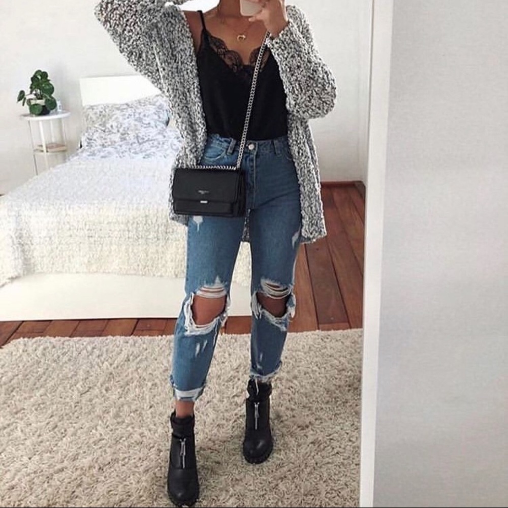 American Eagle | Distressed High Rise Mom Jeans